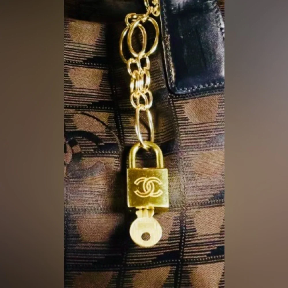“Host Pick” CHANEL VTG Authentic Padlock & Key Set Rare